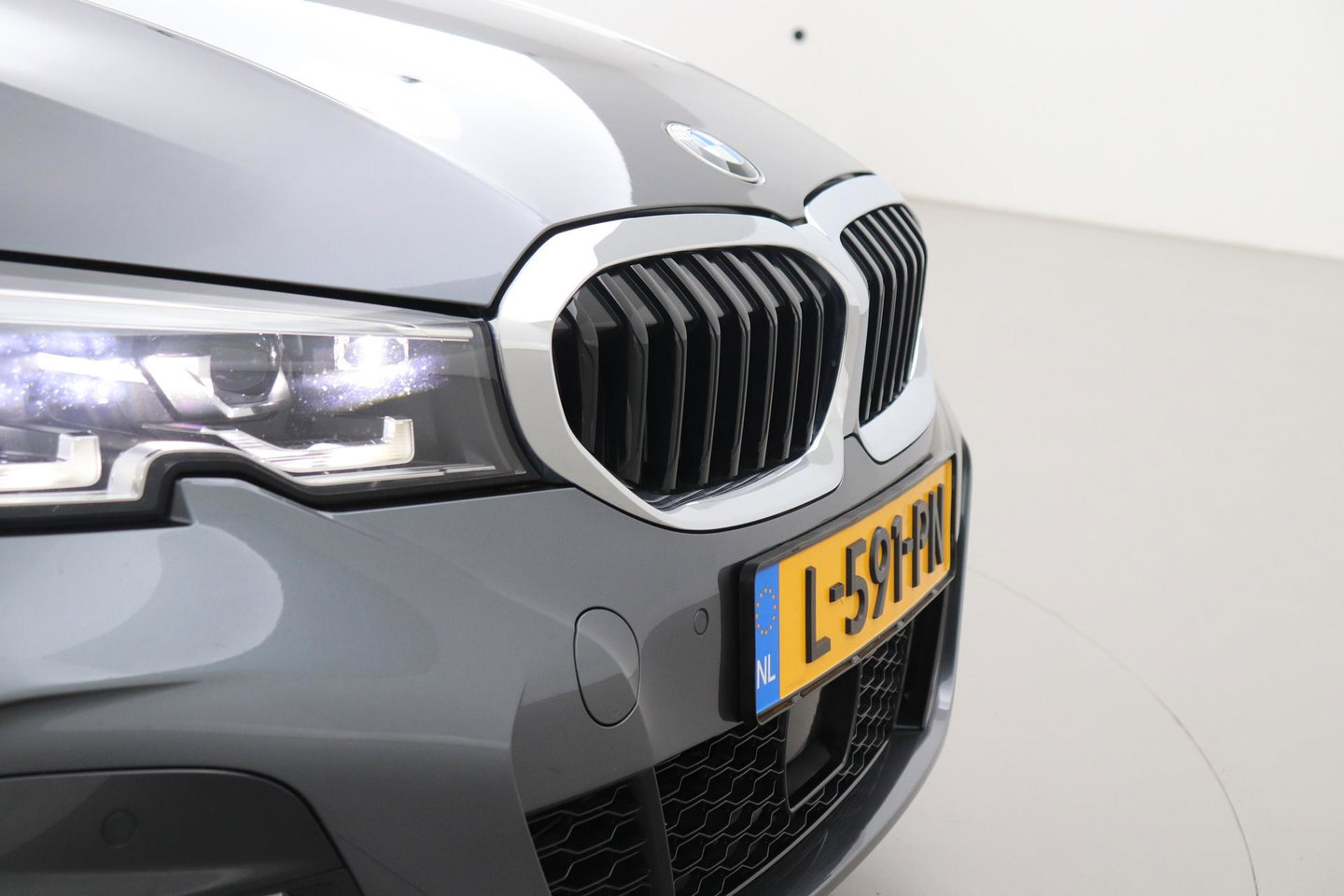 BMW 3 Serie Touring 330i High Executive | M-Sport | Panoramadak | Stoelverwarming | PDC V+A | 18 Inch