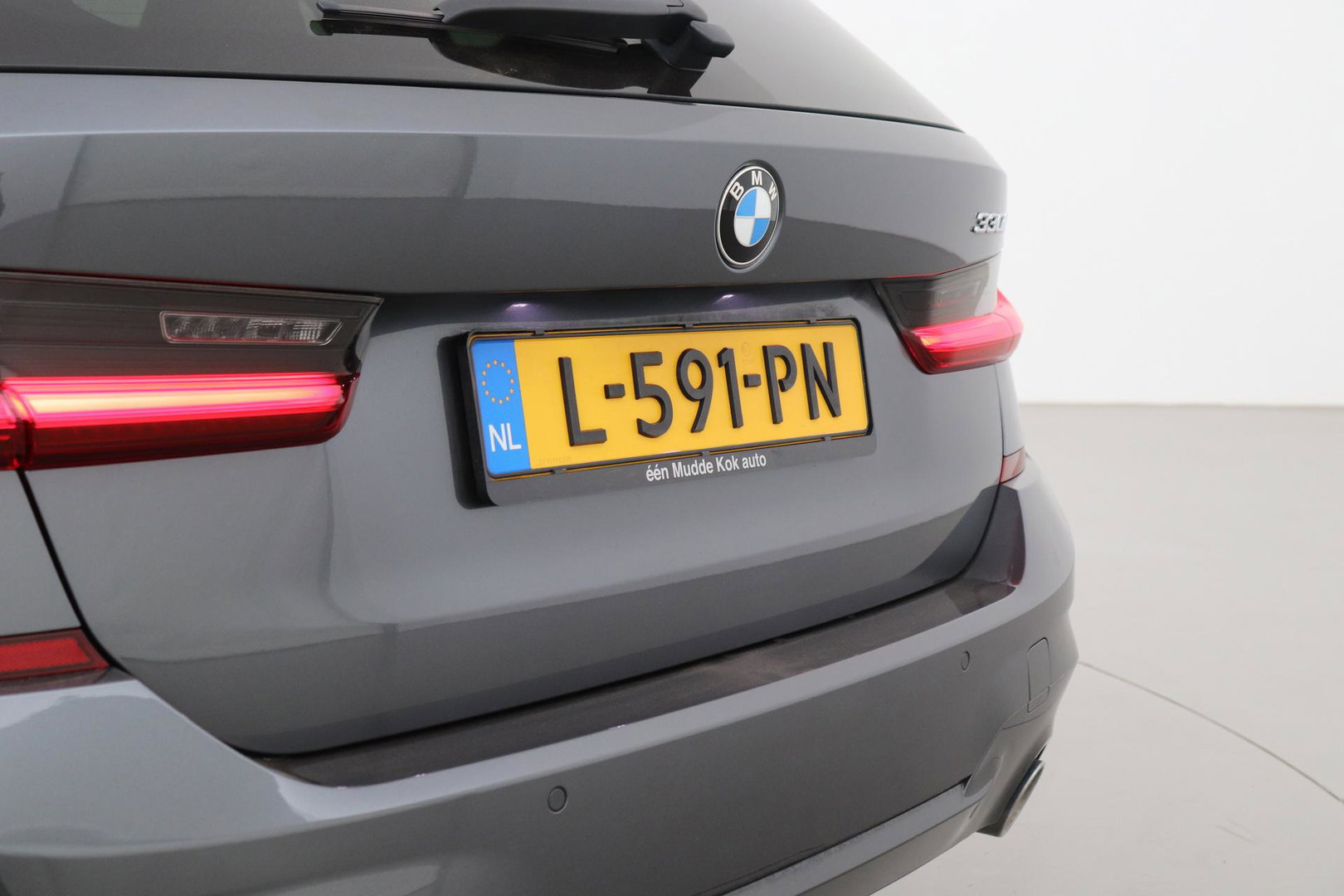 BMW 3 Serie Touring 330i High Executive | M-Sport | Panoramadak | Stoelverwarming | PDC V+A | 18 Inch