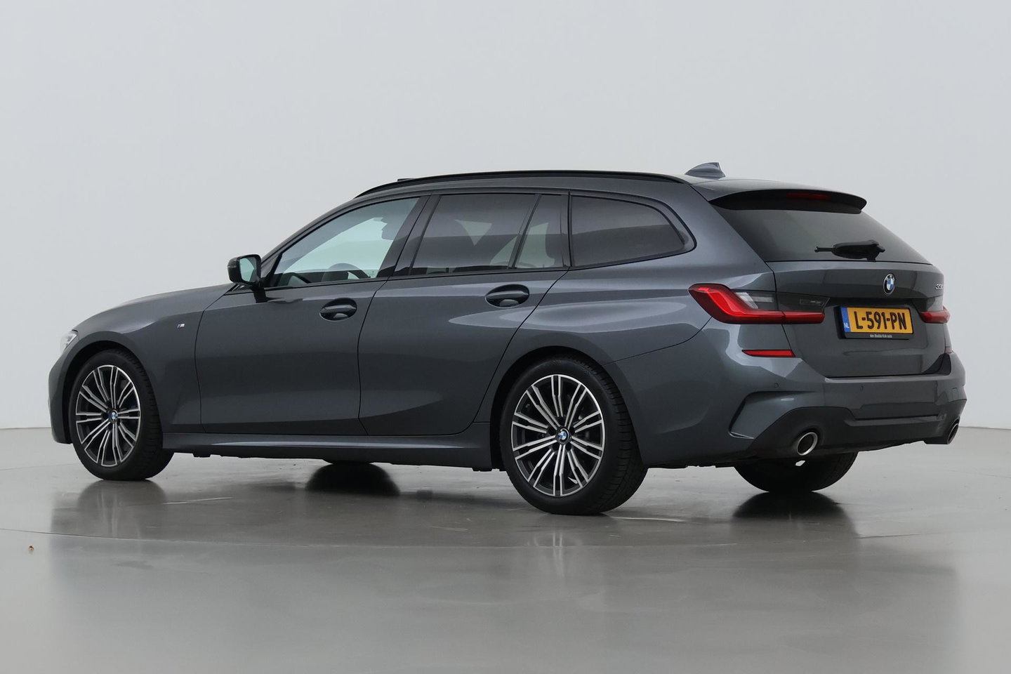 BMW 3 Serie Touring 330i High Executive | M-Sport | Panoramadak | Stoelverwarming | PDC V+A | 18 Inch