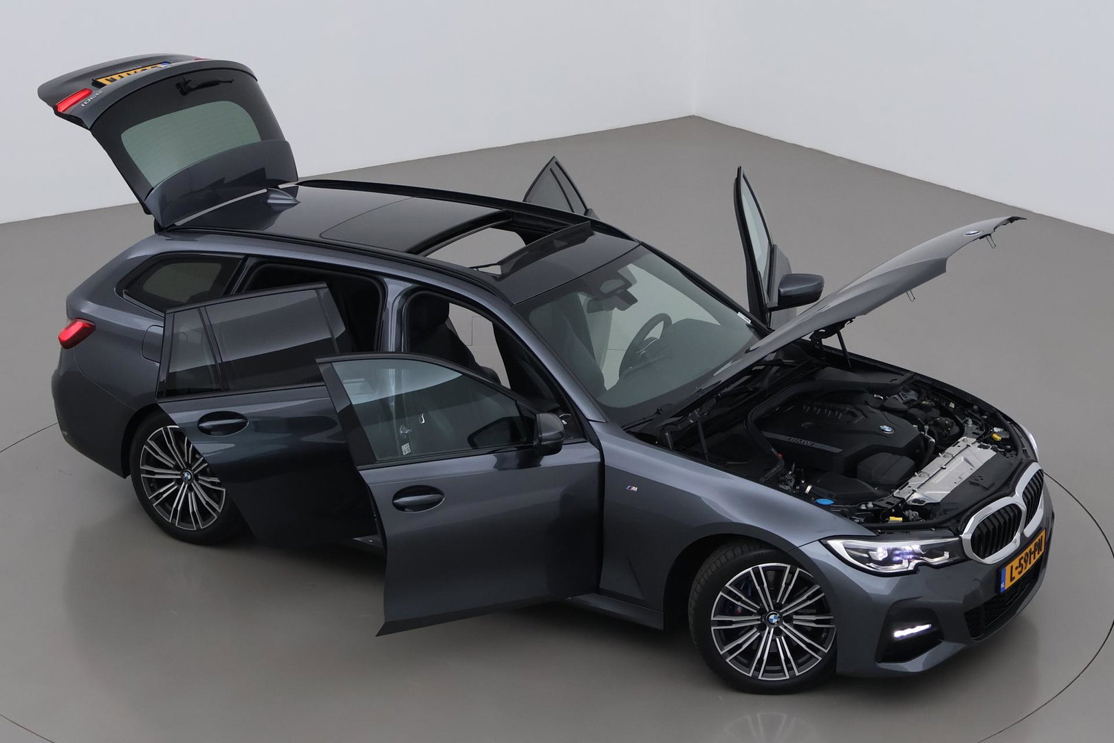 BMW 3 Serie Touring 330i High Executive | M-Sport | Panoramadak | Stoelverwarming | PDC V+A | 18 Inch