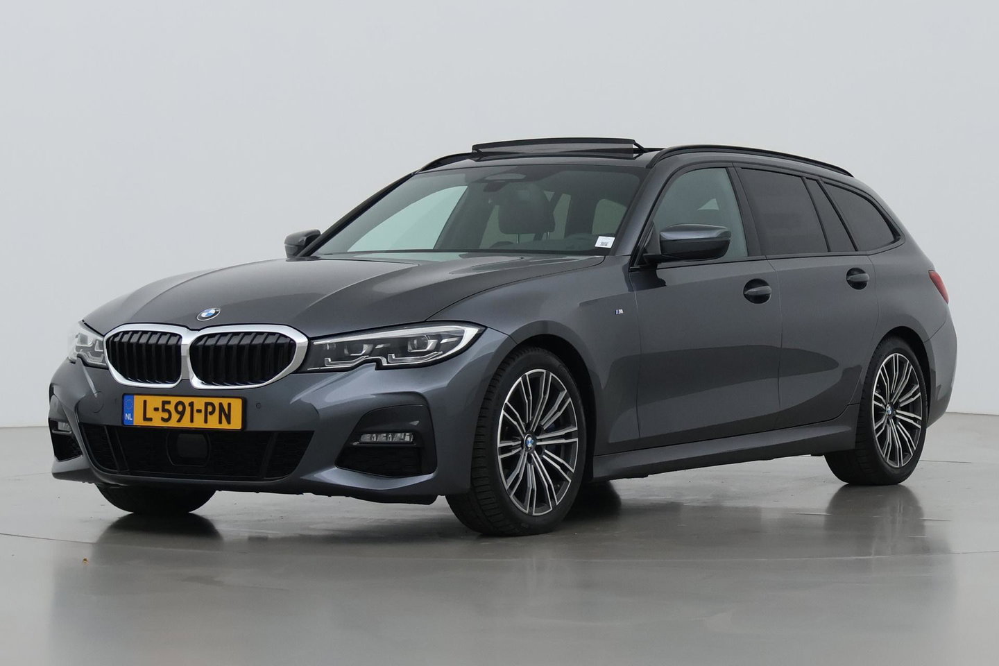 BMW 3 Serie Touring 330i High Executive | M-Sport | Panoramadak | Stoelverwarming | PDC V+A | 18 Inch