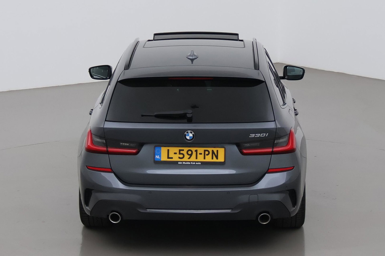 BMW 3 Serie Touring 330i High Executive | M-Sport | Panoramadak | Stoelverwarming | PDC V+A | 18 Inch