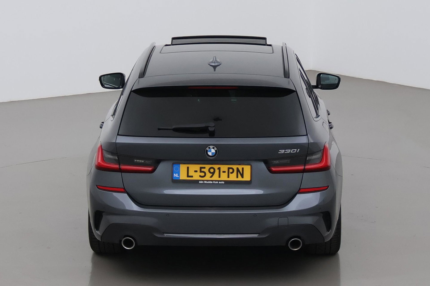 BMW 3 Serie Touring 330i High Executive | M-Sport | Panoramadak | Stoelverwarming | PDC V+A | 18 Inch