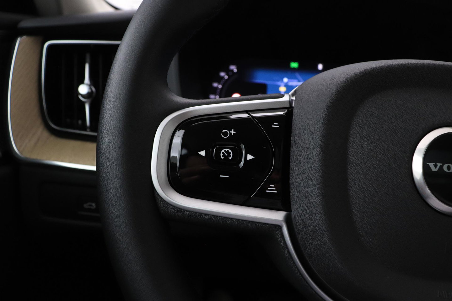 Volvo XC60 T8 Plug-in hybrid Plus Dark | ACC | Harman/Kardon | Panoramadak | Head-Up | Memory | Stoelventilatie