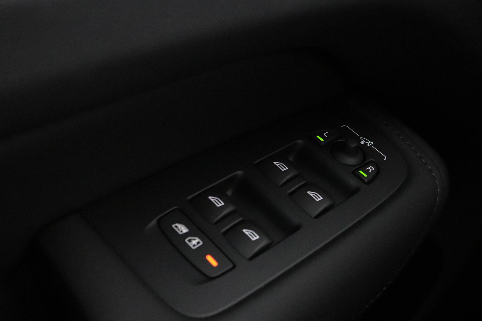 Volvo XC60 T8 Plug-in hybrid Plus Dark | ACC | Harman/Kardon | Panoramadak | Head-Up | Memory | Stoelventilatie