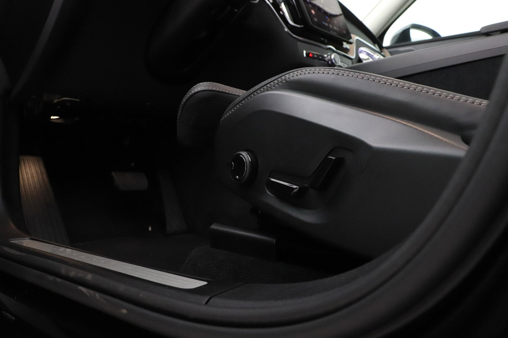 Volvo XC60 T8 Plug-in hybrid Plus Dark | ACC | Harman/Kardon | Panoramadak | Head-Up | Memory | Stoelventilatie