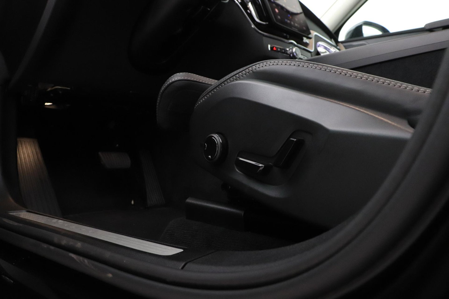 Volvo XC60 T8 Plug-in hybrid Plus Dark | ACC | Harman/Kardon | Panoramadak | Head-Up | Memory | Stoelventilatie