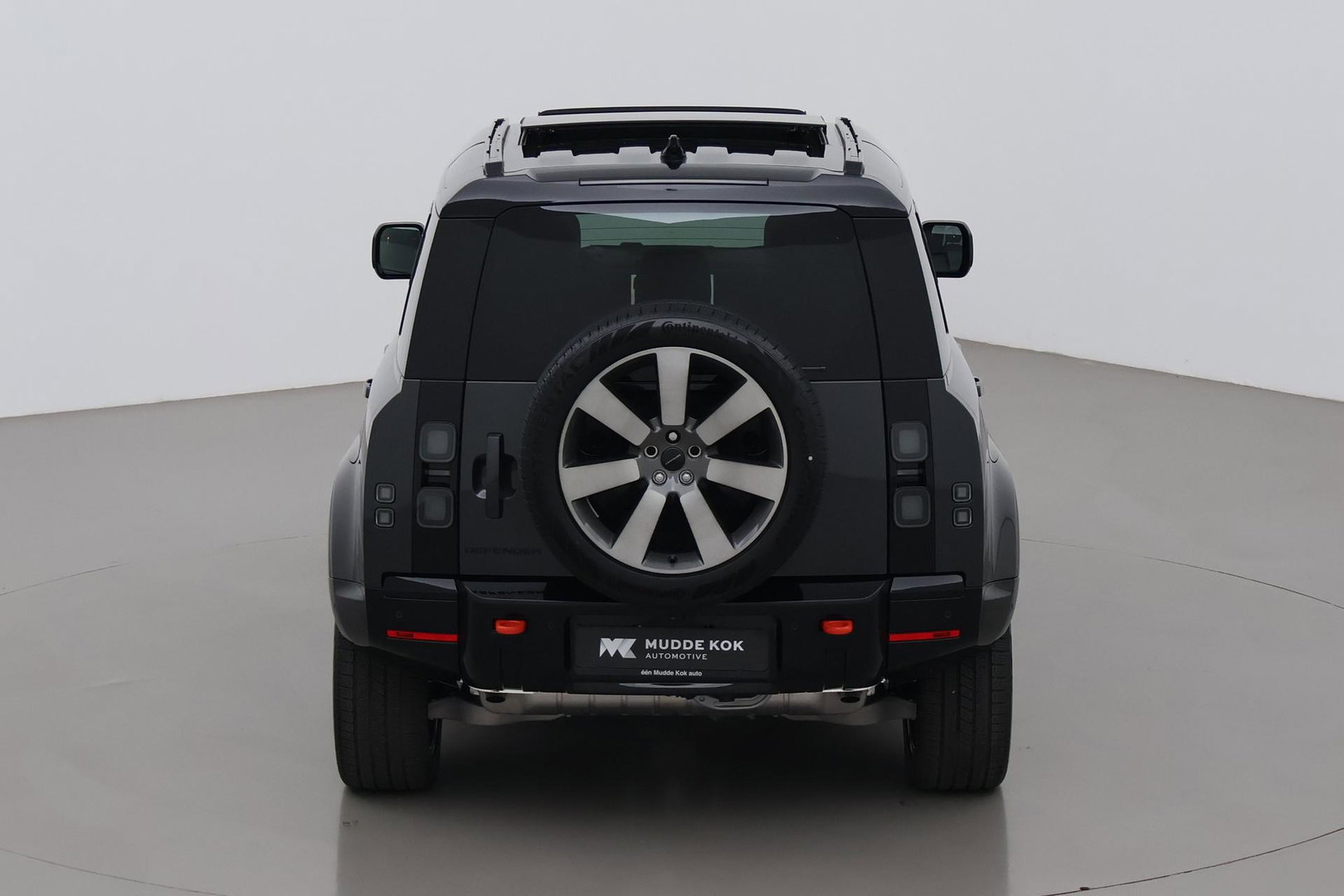Land Rover Defender 2.0 P300e 110 X | FACELIFT | ClearSight | Meridian Surround | Trekhaak | Luchtvering | Koelbox | Panoramadak | 22 Inch