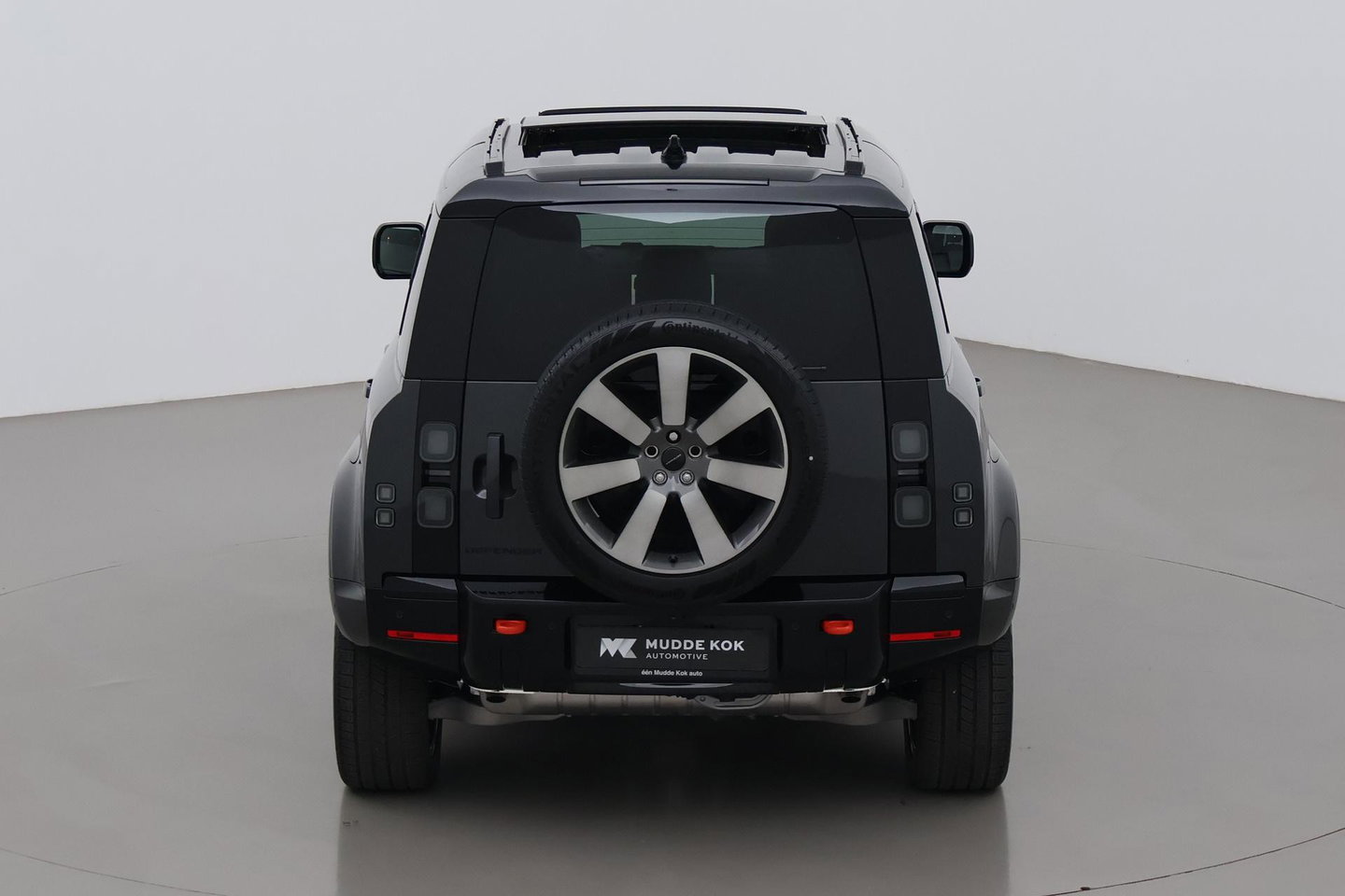 Land Rover Defender 2.0 P300e 110 X | FACELIFT | ClearSight | Meridian Surround | Trekhaak | Luchtvering | Koelbox | Panoramadak | 22 Inch