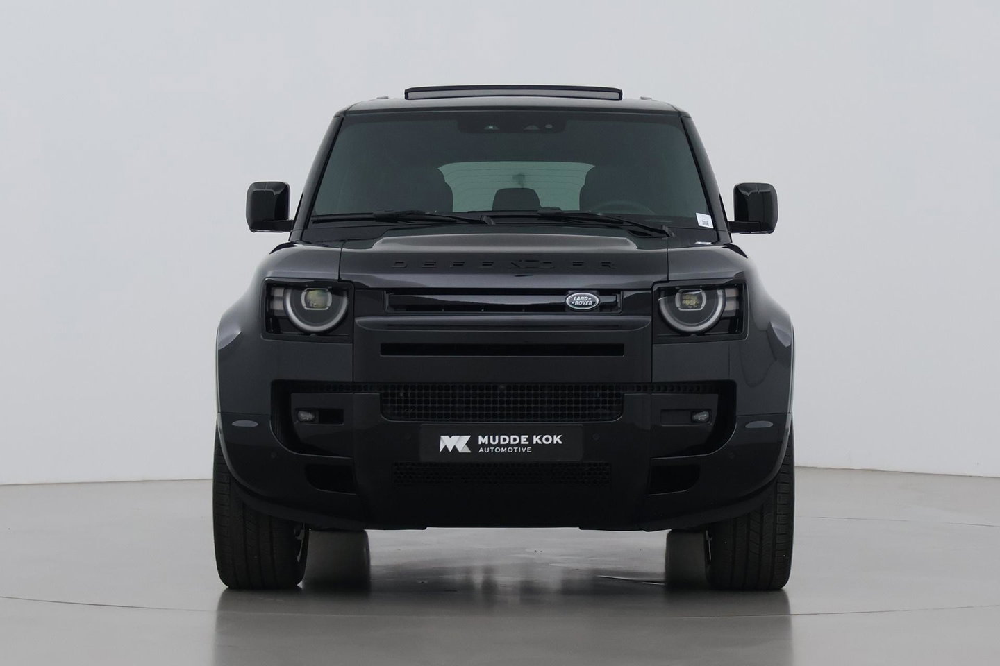 Land Rover Defender 2.0 P300e 110 X | FACELIFT | ClearSight | Meridian Surround | Trekhaak | Luchtvering | Koelbox | Panoramadak | 22 Inch