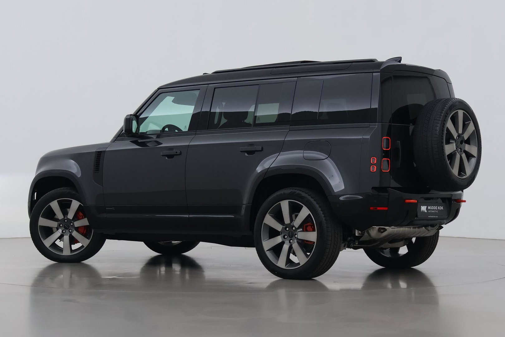 Land Rover Defender 2.0 P300e 110 X | FACELIFT | ClearSight | Meridian Surround | Trekhaak | Luchtvering | Koelbox | Panoramadak | 22 Inch
