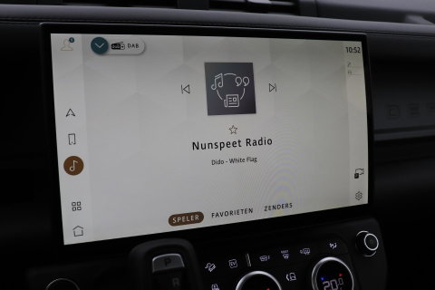 Land Rover Defender 2.0 P300e 110 X | FACELIFT | ClearSight | Meridian Surround | Trekhaak | Luchtvering | Koelbox | Panoramadak | 22 Inch