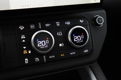 Land Rover Defender 2.0 P300e 110 X | FACELIFT | ClearSight | Meridian Surround | Trekhaak | Luchtvering | Koelbox | Panoramadak | 22 Inch