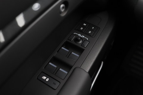 Land Rover Defender 2.0 P300e 110 X | FACELIFT | ClearSight | Meridian Surround | Trekhaak | Luchtvering | Koelbox | Panoramadak | 22 Inch