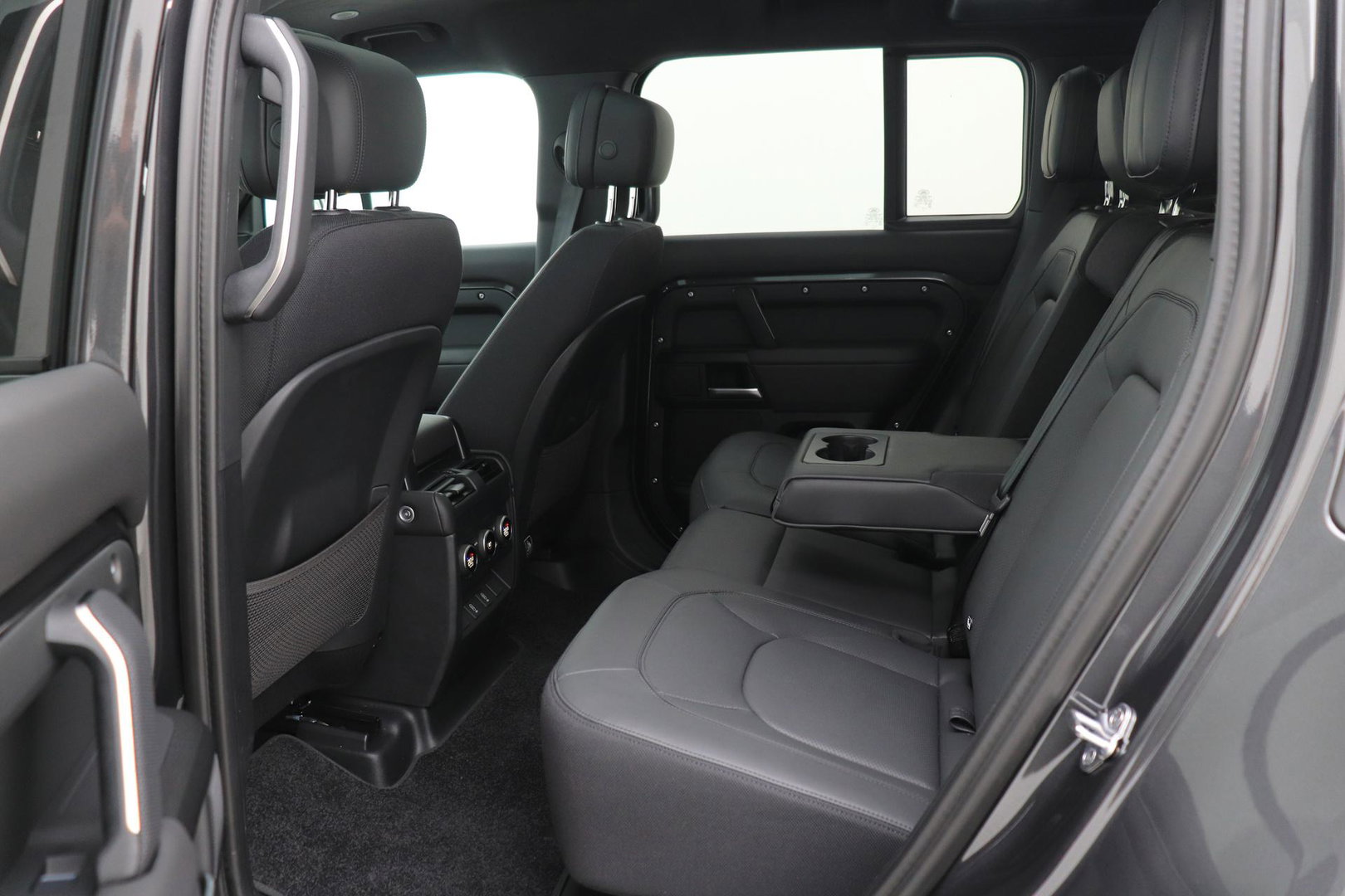 Land Rover Defender 2.0 P300e 110 X | FACELIFT | ClearSight | Meridian Surround | Trekhaak | Luchtvering | Koelbox | Panoramadak | 22 Inch