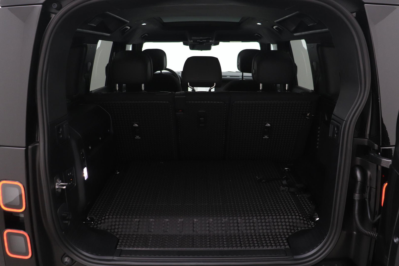 Land Rover Defender 2.0 P300e 110 X | FACELIFT | ClearSight | Meridian Surround | Trekhaak | Luchtvering | Koelbox | Panoramadak | 22 Inch