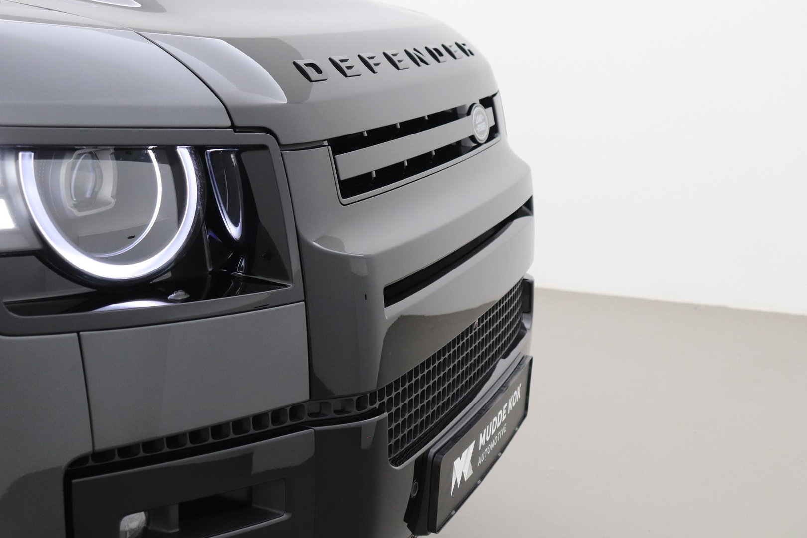 Land Rover Defender 2.0 P300e 110 X | FACELIFT | ClearSight | Meridian Surround | Trekhaak | Luchtvering | Koelbox | Panoramadak | 22 Inch