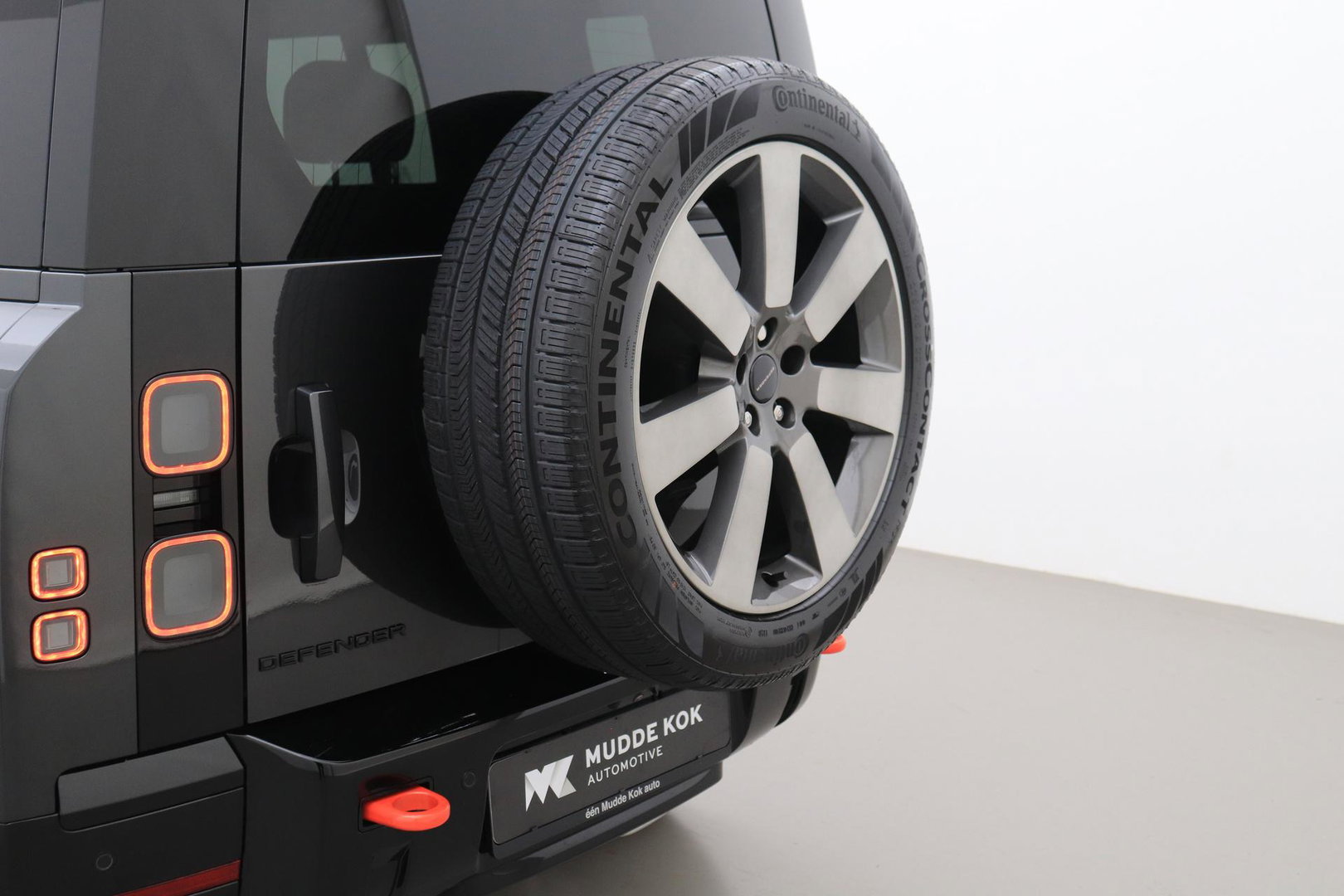 Land Rover Defender 2.0 P300e 110 X | FACELIFT | ClearSight | Meridian Surround | Trekhaak | Luchtvering | Koelbox | Panoramadak | 22 Inch