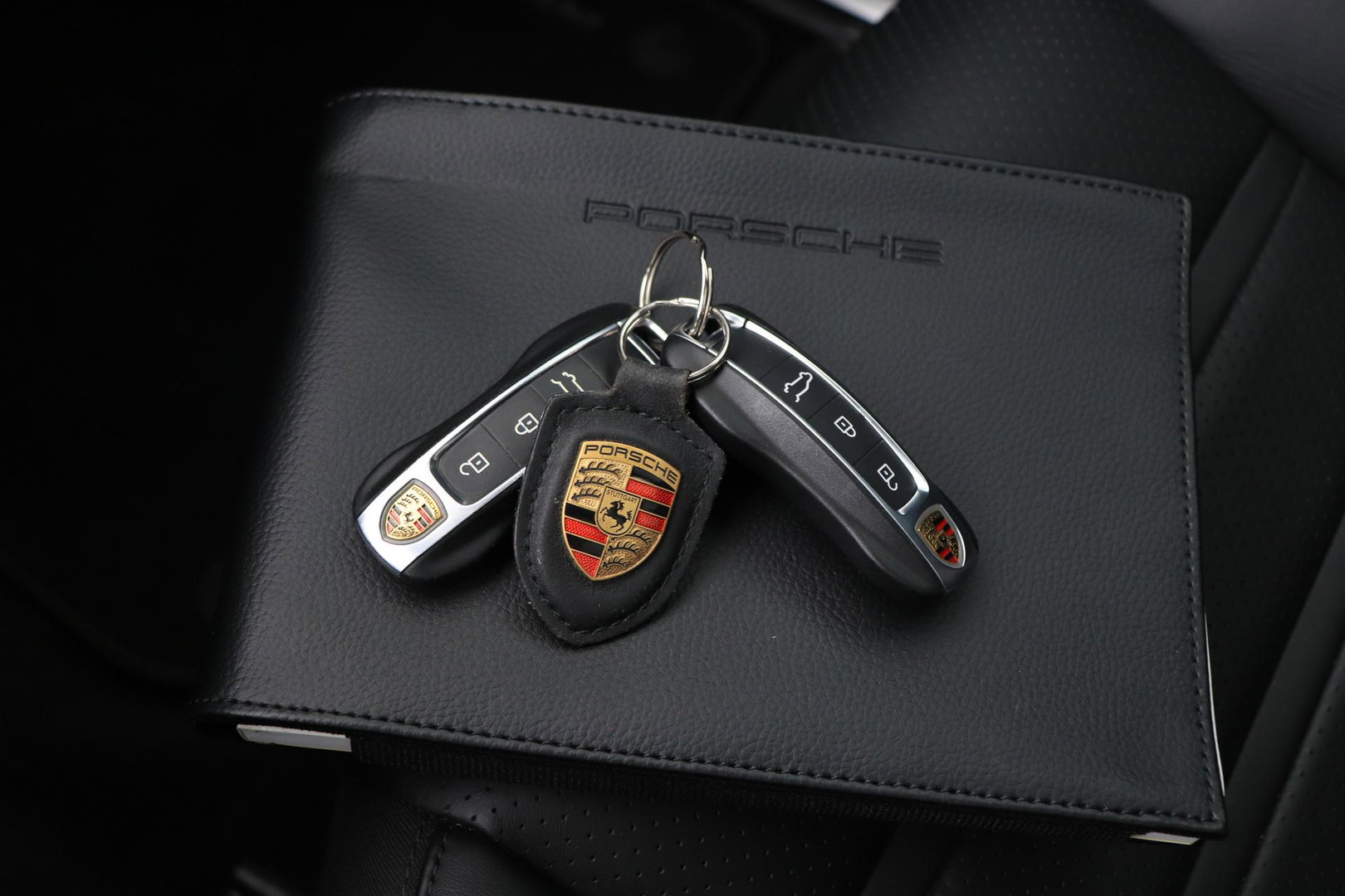 Porsche Cayenne Coupé 3.0 E-Hybrid Platinum Edition | Luchtvering | Panoramadak | Sport Chrono | Soft-Close | 360° Camera | 21 Inch