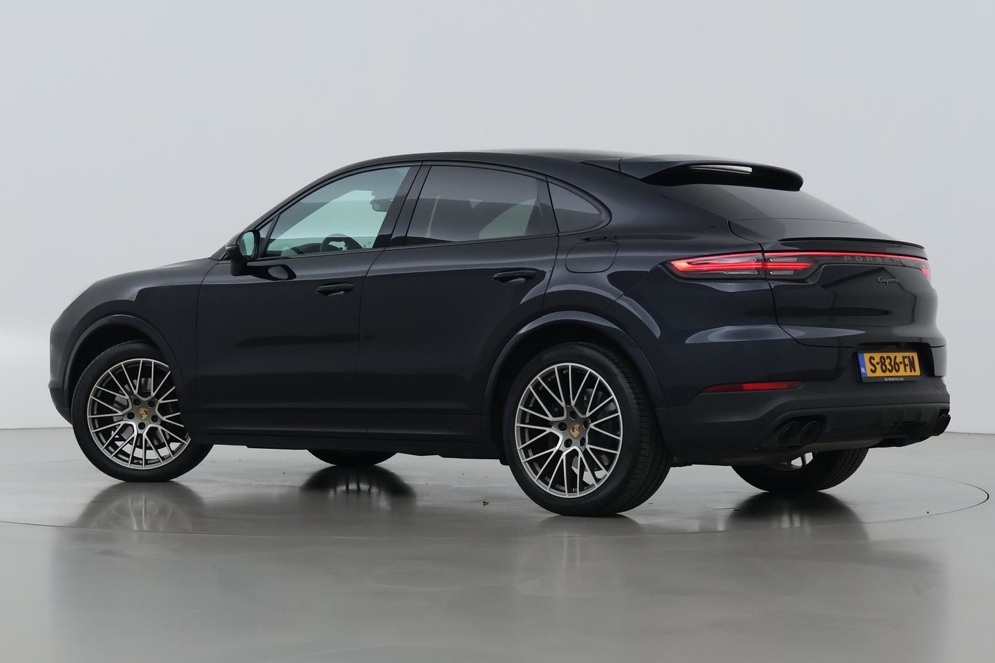 Porsche Cayenne Coupé 3.0 E-Hybrid Platinum Edition | Luchtvering | Panoramadak | Sport Chrono | Soft-Close | 360° Camera | 21 Inch