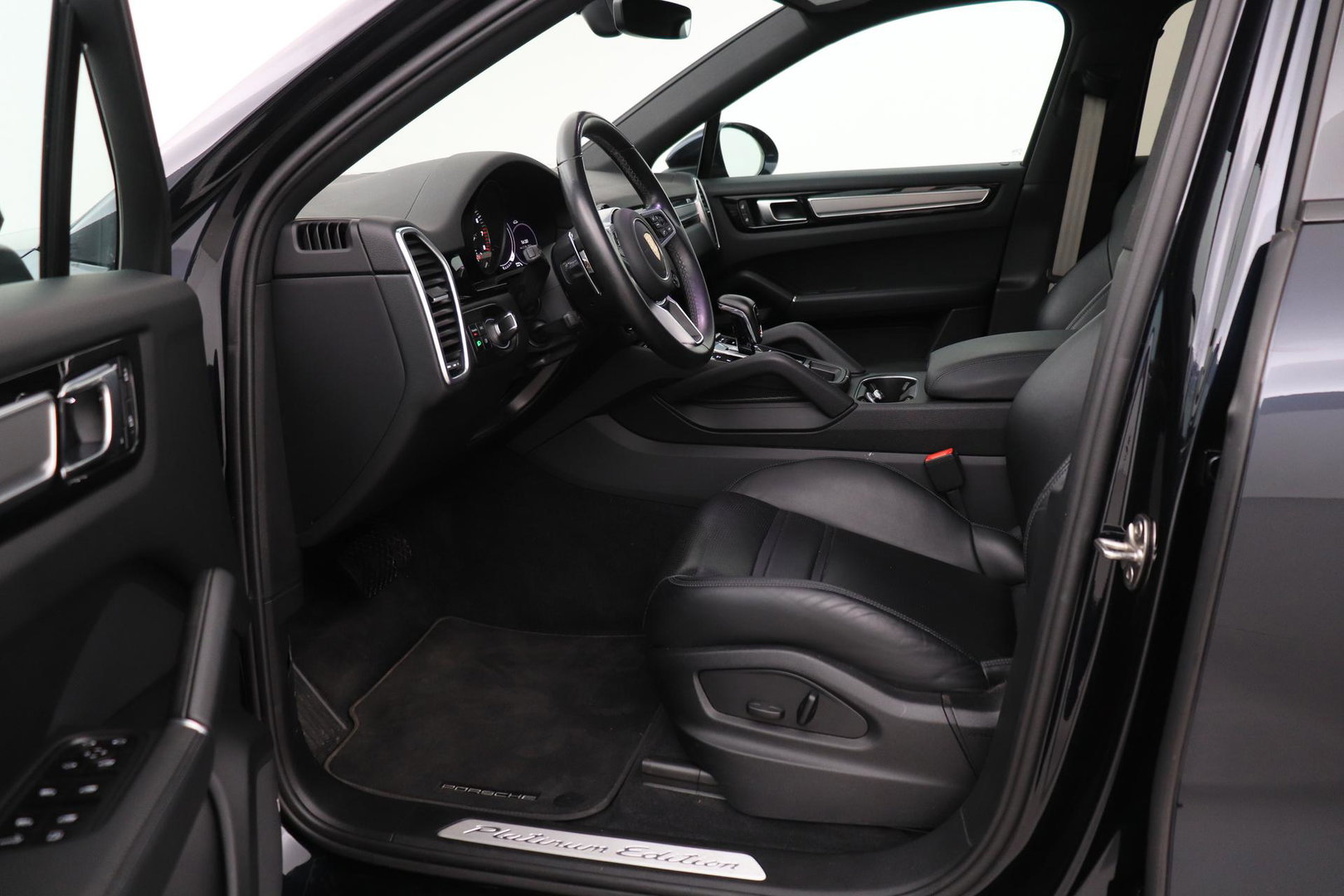 Porsche Cayenne Coupé 3.0 E-Hybrid Platinum Edition | Luchtvering | Panoramadak | Sport Chrono | Soft-Close | 360° Camera | 21 Inch