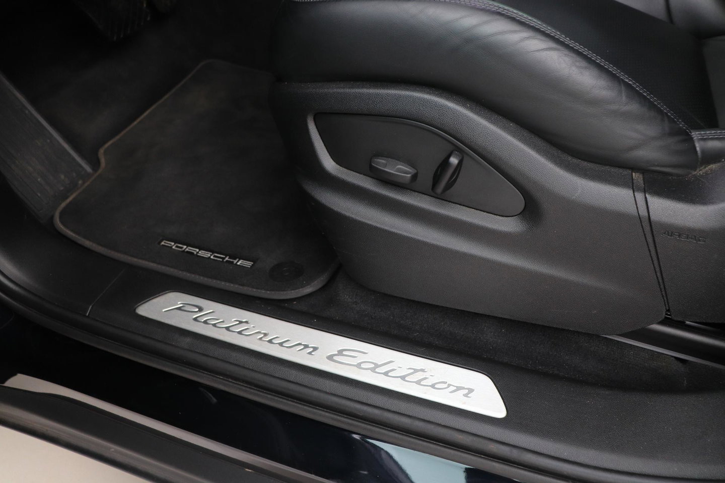 Porsche Cayenne Coupé 3.0 E-Hybrid Platinum Edition | Luchtvering | Panoramadak | Sport Chrono | Soft-Close | 360° Camera | 21 Inch
