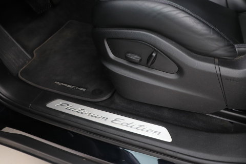 Porsche Cayenne Coupé 3.0 E-Hybrid Platinum Edition | Luchtvering | Panoramadak | Sport Chrono | Soft-Close | 360° Camera | 21 Inch