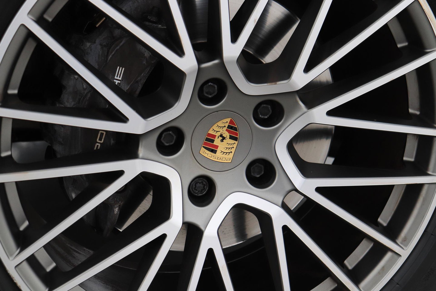 Porsche Cayenne Coupé 3.0 E-Hybrid Platinum Edition | Luchtvering | Panoramadak | Sport Chrono | Soft-Close | 360° Camera | 21 Inch