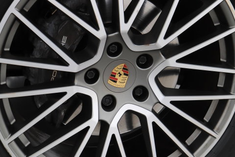 Porsche Cayenne Coupé 3.0 E-Hybrid Platinum Edition | Luchtvering | Panoramadak | Sport Chrono | Soft-Close | 360° Camera | 21 Inch