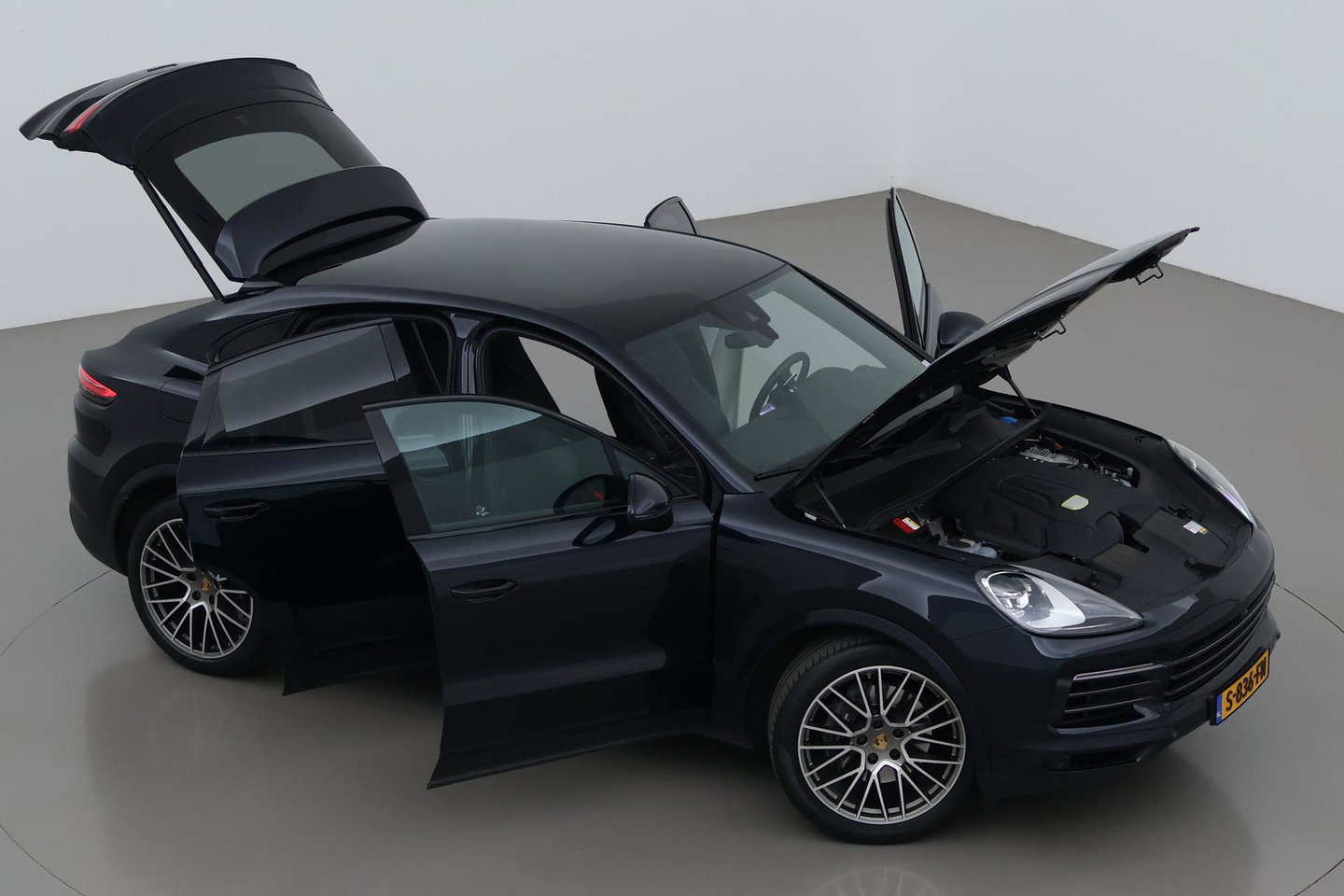 Porsche Cayenne Coupé 3.0 E-Hybrid Platinum Edition | Luchtvering | Panoramadak | Sport Chrono | Soft-Close | 360° Camera | 21 Inch