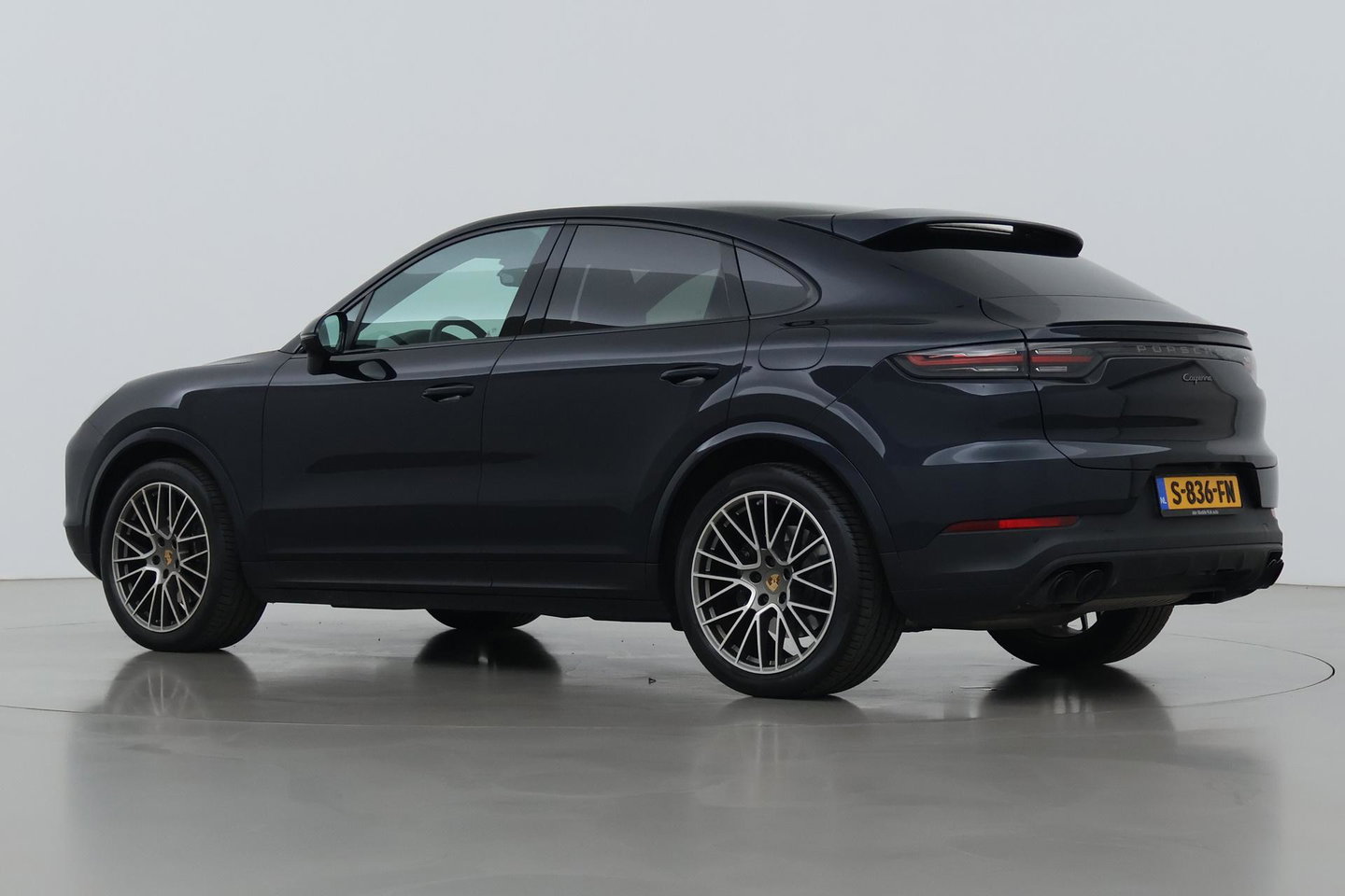 Porsche Cayenne Coupé 3.0 E-Hybrid Platinum Edition | Luchtvering | Panoramadak | Sport Chrono | Soft-Close | 360° Camera | 21 Inch