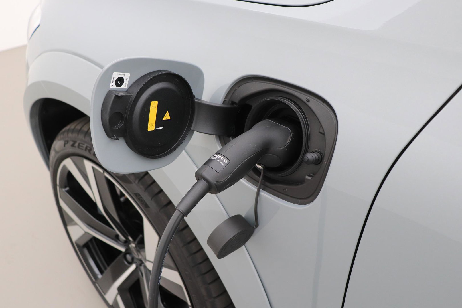 Volvo XC60 T8 Plug-in hybrid Ultra Black Edition | ACC | Panoramadak | 360° Camera | Head-Up | Harman/Kardon | 22 Inch