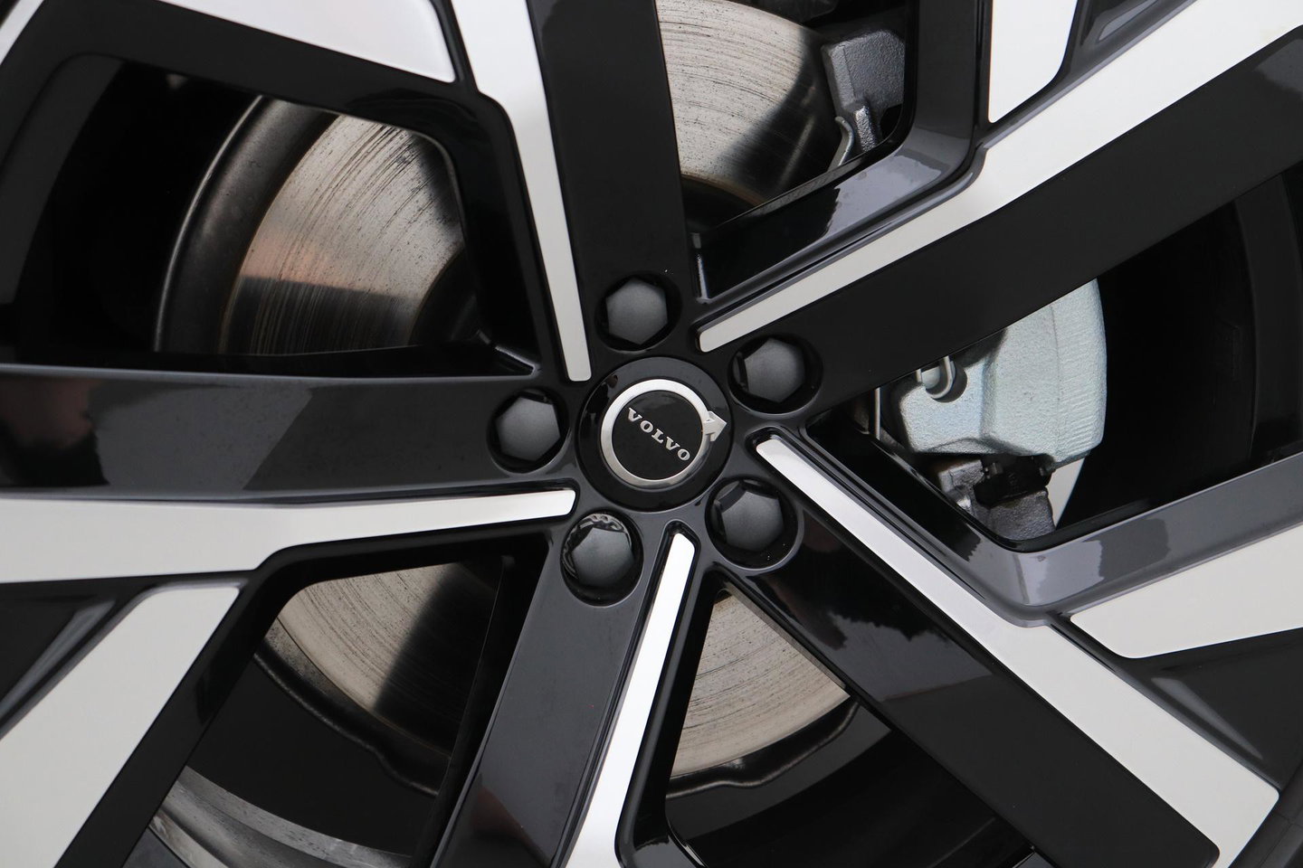 Volvo XC60 T8 Plug-in hybrid Ultra Black Edition | ACC | Panoramadak | 360° Camera | Head-Up | Harman/Kardon | 22 Inch