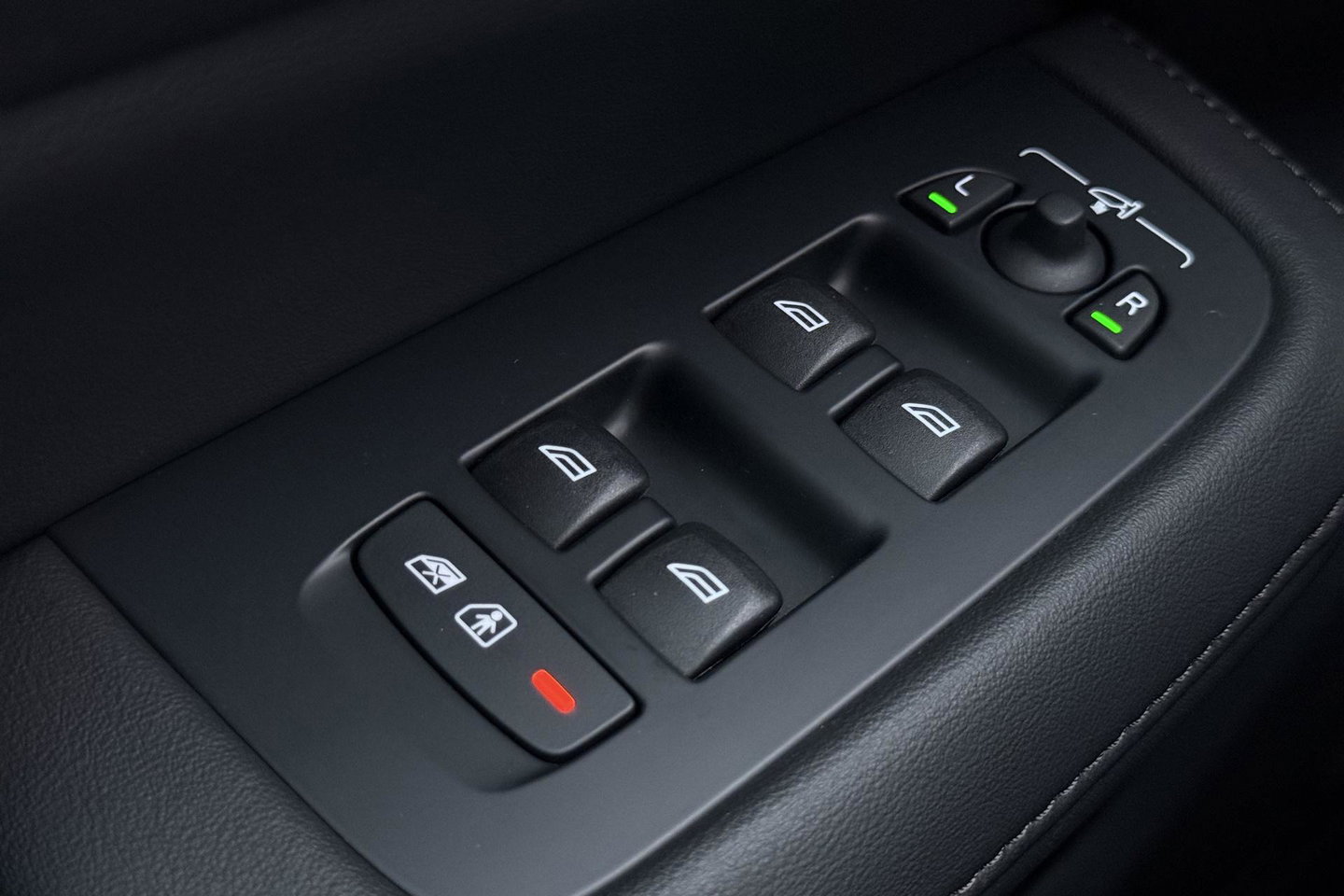 Volvo V60 T6 Plug-in hybrid Plus Bright | ACC | Panoramadak | 360° Camera | Head-Up | Harman/Kardon | Stoel+Stuurverwarming | Keyless | Getint Glas