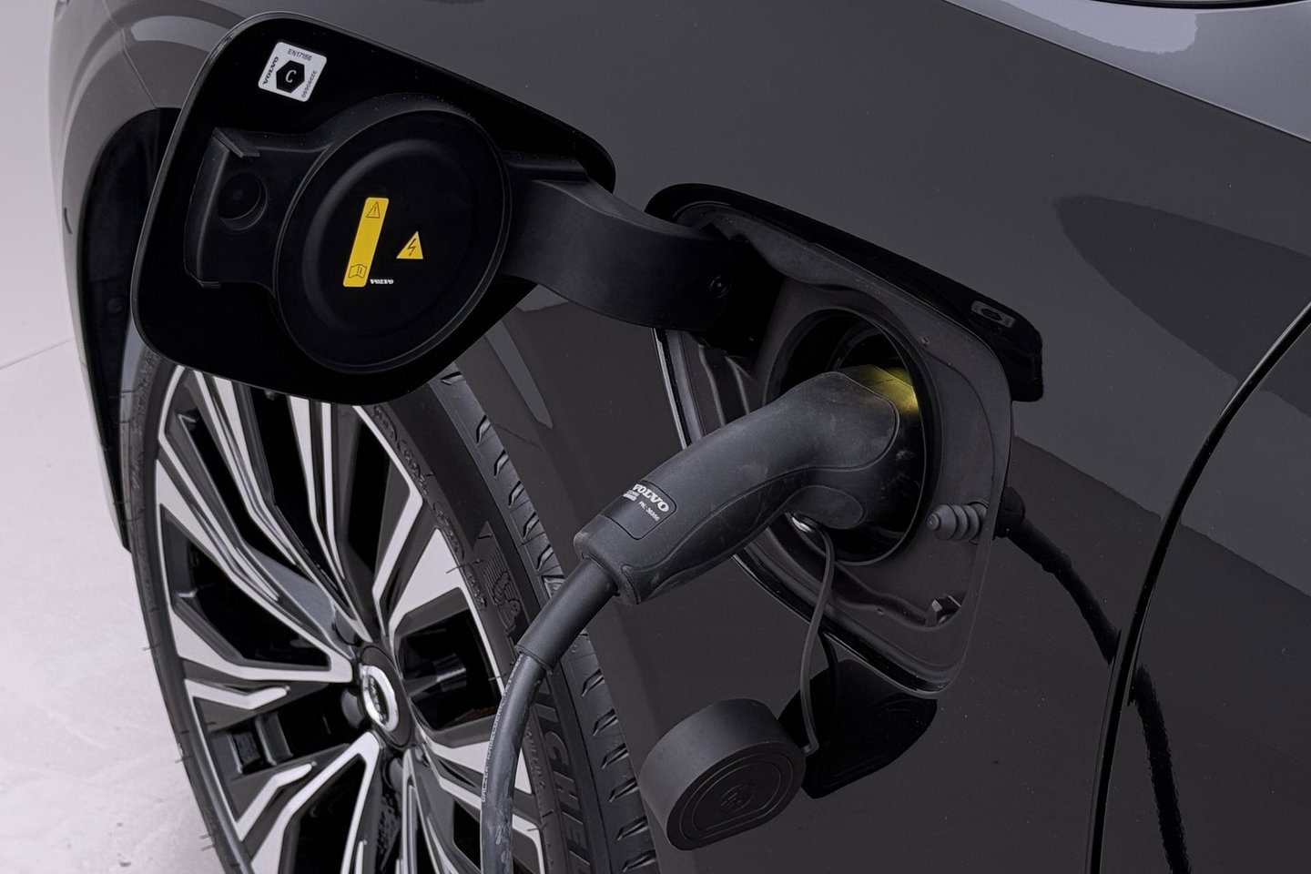 Volvo V60 T6 Plug-in hybrid Plus Bright | ACC | Panoramadak | 360° Camera | Head-Up | Harman/Kardon | Stoel+Stuurverwarming | Keyless | Getint Glas