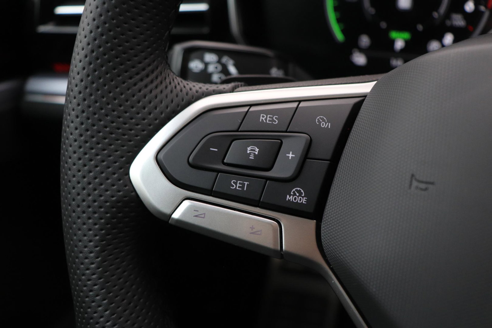 Volkswagen Touareg 3.0 TSi eHybrid 4MOTION R | FINAL EDITION | Luchtvering | Trekhaak | Panoramadak | Dynaudio | 360° Camera