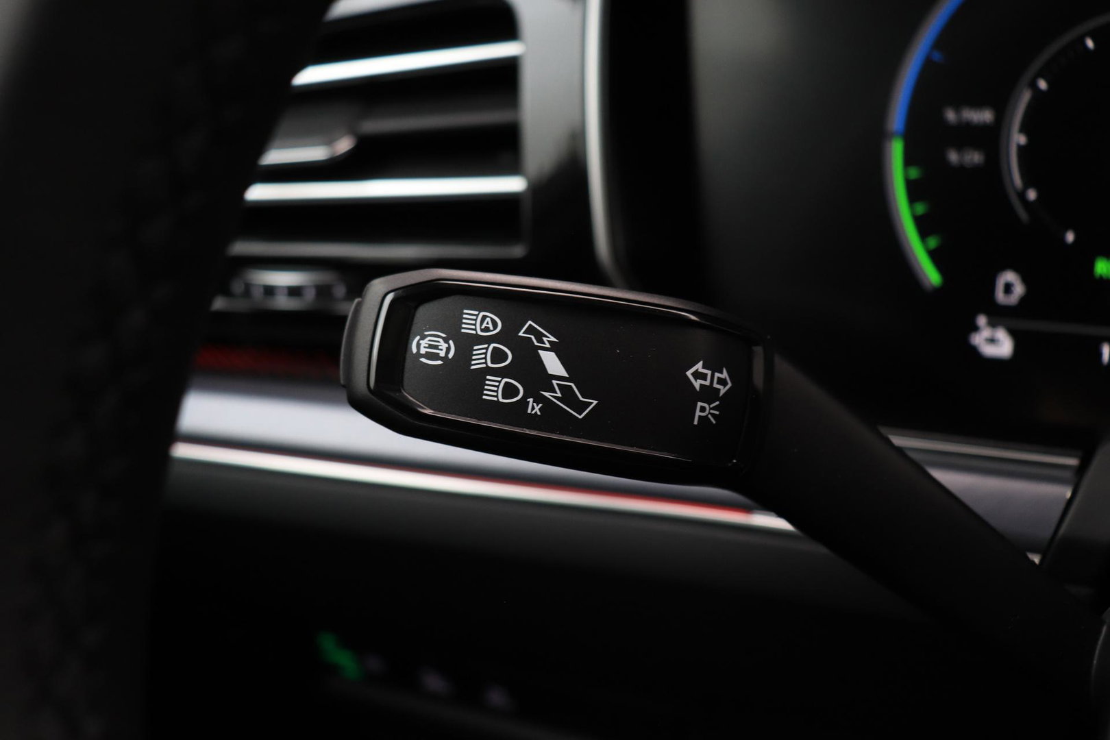 Volkswagen Touareg 3.0 TSi eHybrid 4MOTION R | FINAL EDITION | Luchtvering | Trekhaak | Panoramadak | Dynaudio | 360° Camera