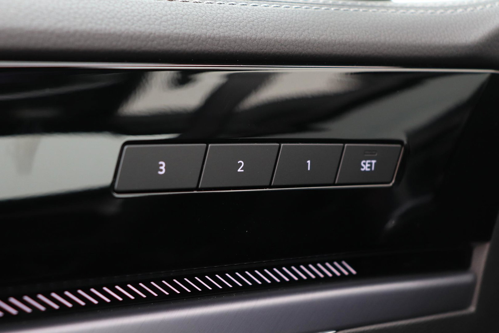 Volkswagen Touareg 3.0 TSi eHybrid 4MOTION R | FINAL EDITION | Luchtvering | Trekhaak | Panoramadak | Dynaudio | 360° Camera