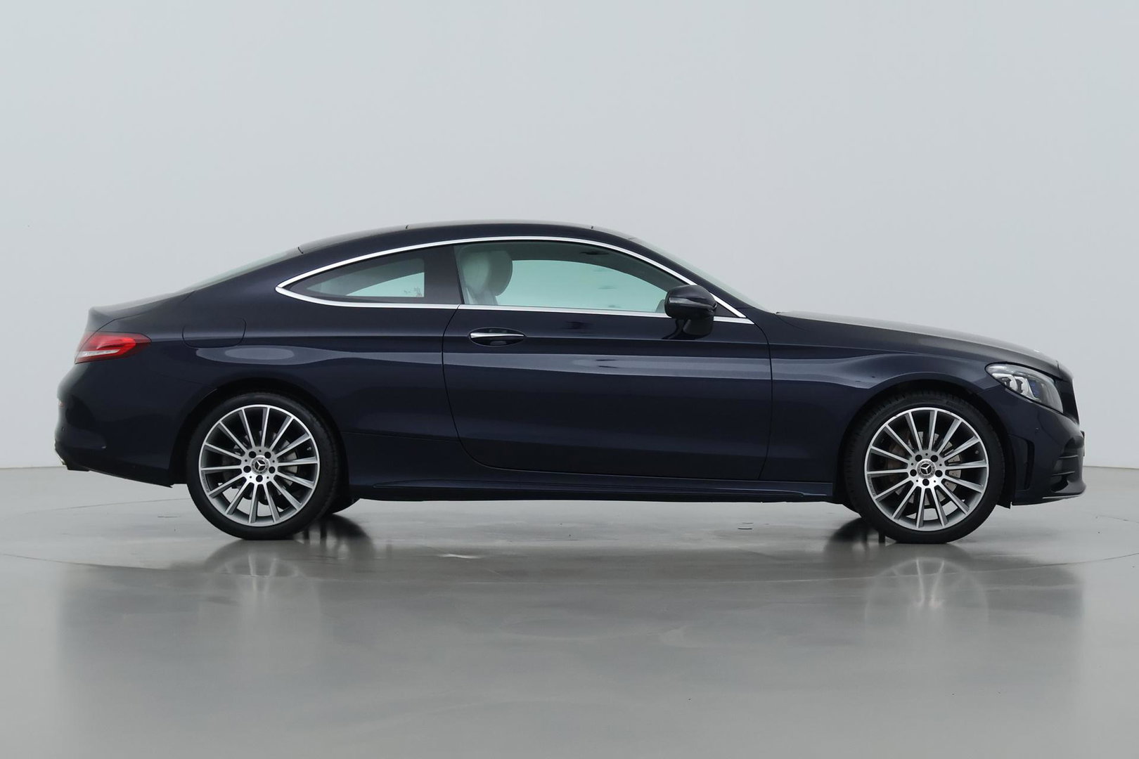 Mercedes-Benz C-Klasse Coupé 180 Premium Plus Pack | Luchtvering | Burmester | Panoramadak | 360° Camera | Memory | 19 Inch