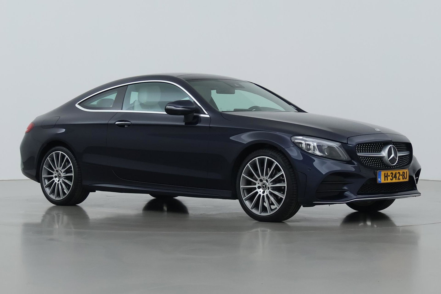 Mercedes-Benz C-Klasse Coupé 180 Premium Plus Pack | Luchtvering | Burmester | Panoramadak | 360° Camera | Memory | 19 Inch