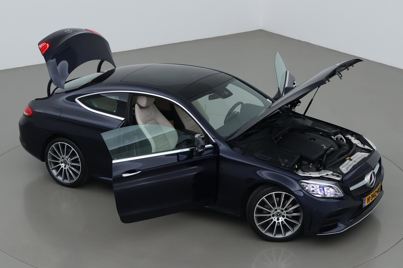 Mercedes-Benz C-Klasse Coupé 180 Premium Plus Pack | Luchtvering | Burmester | Panoramadak | 360° Camera | Memory | 19 Inch