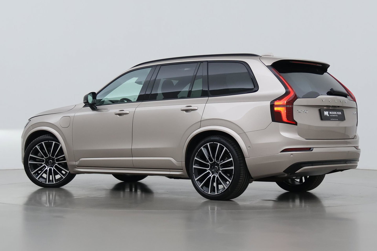 Volvo XC90 T8 Plug-in hybrid Ultra Dark | Bowers&Wilkins | Luchtvering | Massage | 22 Inch | Trekhaak | Head-Up