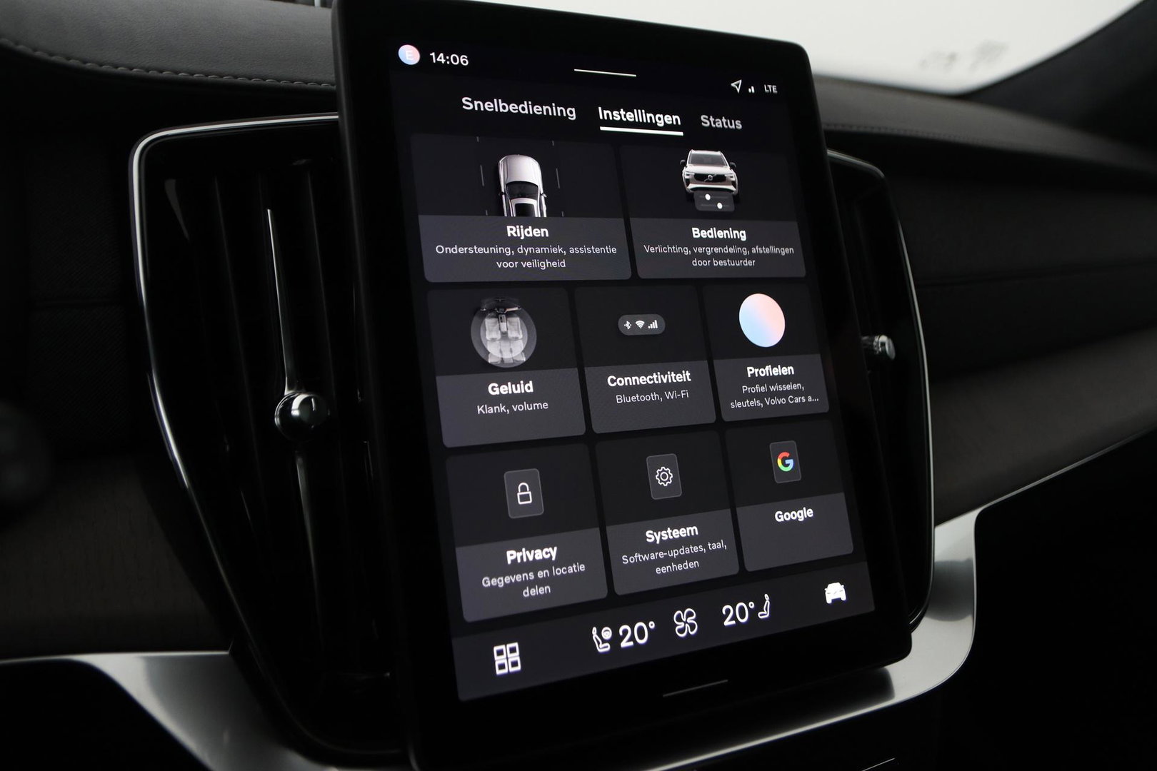 Volvo XC90 T8 Plug-in hybrid Ultra Dark | Bowers&Wilkins | Luchtvering | Massage | 22 Inch | Trekhaak | Head-Up