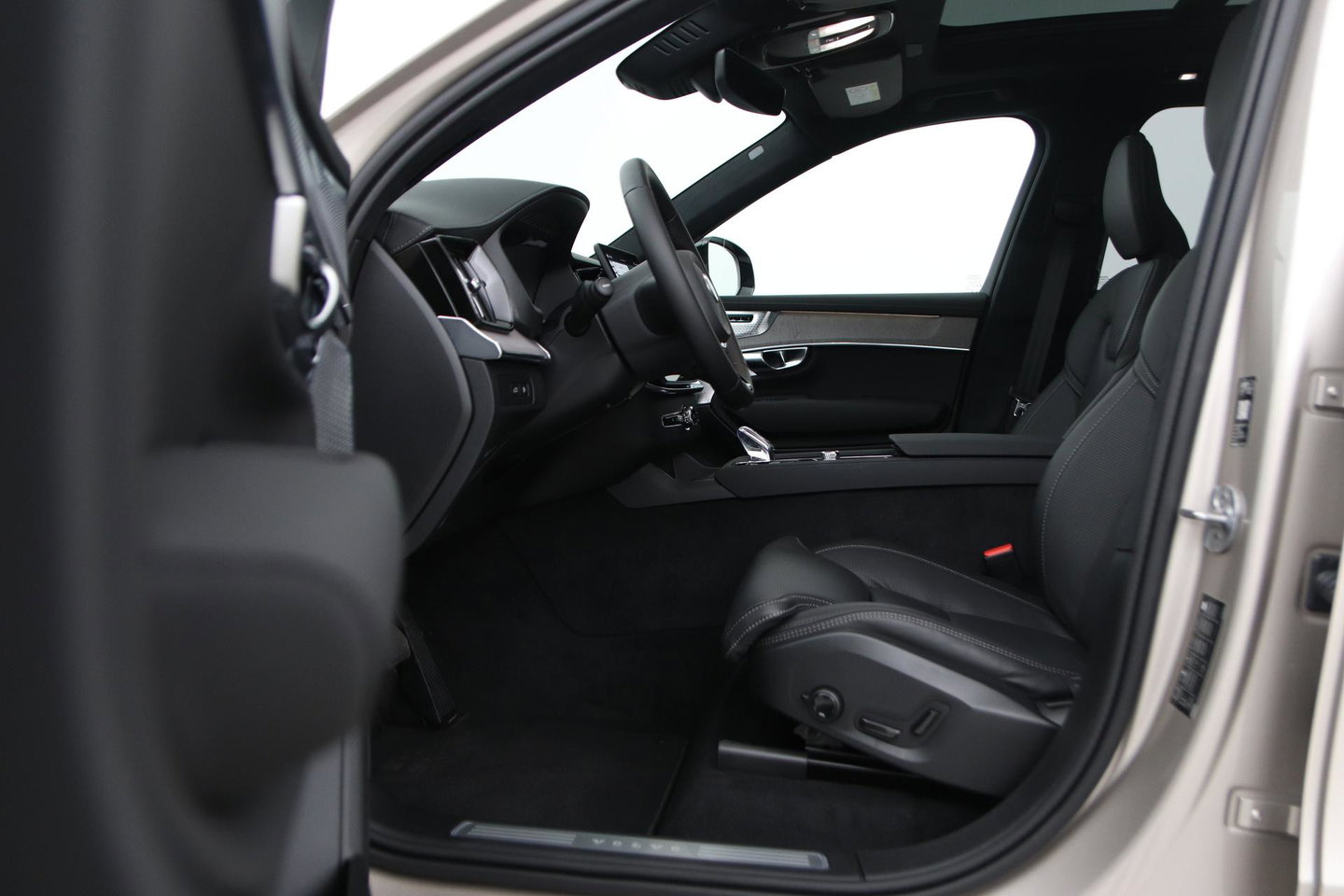 Volvo XC90 T8 Plug-in hybrid Ultra Dark | Bowers&Wilkins | Luchtvering | Massage | 22 Inch | Trekhaak | Head-Up