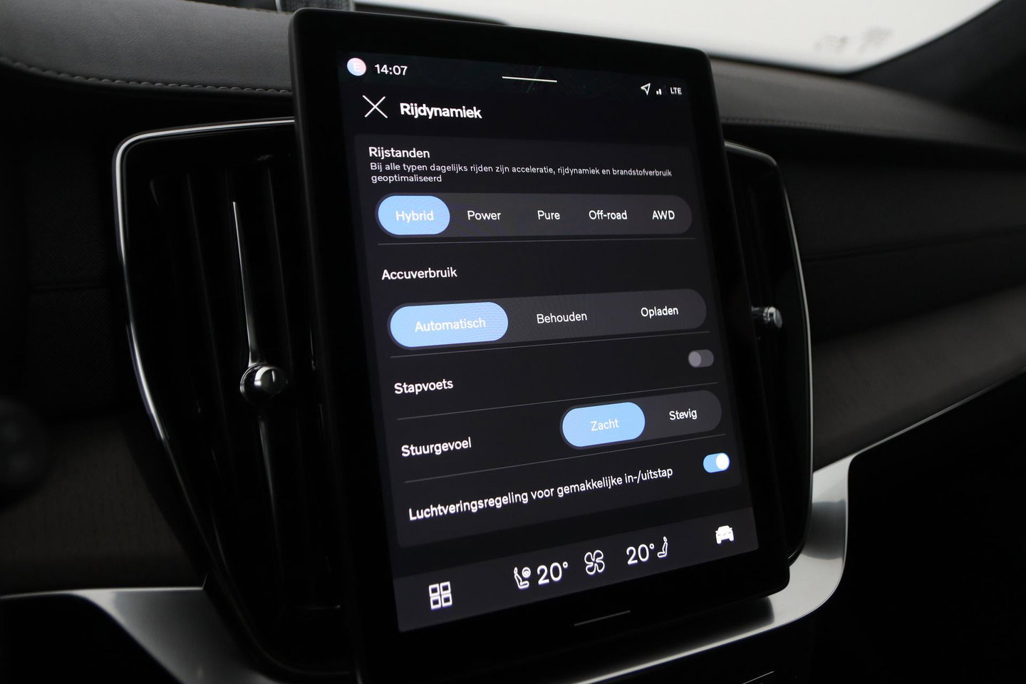 Volvo XC90 T8 Plug-in hybrid Ultra Dark | Bowers&Wilkins | Luchtvering | Massage | 22 Inch | Trekhaak | Head-Up