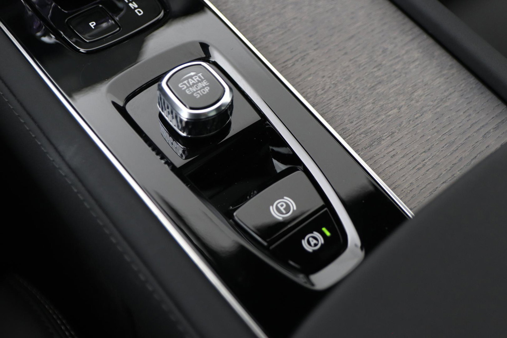 Volvo XC90 T8 Plug-in hybrid Ultra Dark | Bowers&Wilkins | Luchtvering | Massage | 22 Inch | Trekhaak | Head-Up