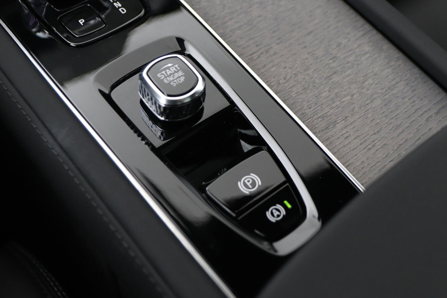 Volvo XC90 T8 Plug-in hybrid Ultra Dark | Bowers&Wilkins | Luchtvering | Massage | 22 Inch | Trekhaak | Head-Up