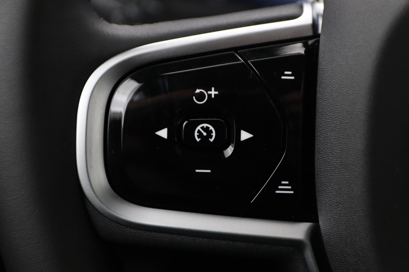 Volvo XC90 T8 Plug-in hybrid Ultra Dark | Bowers&Wilkins | Luchtvering | Massage | 22 Inch | Trekhaak | Head-Up