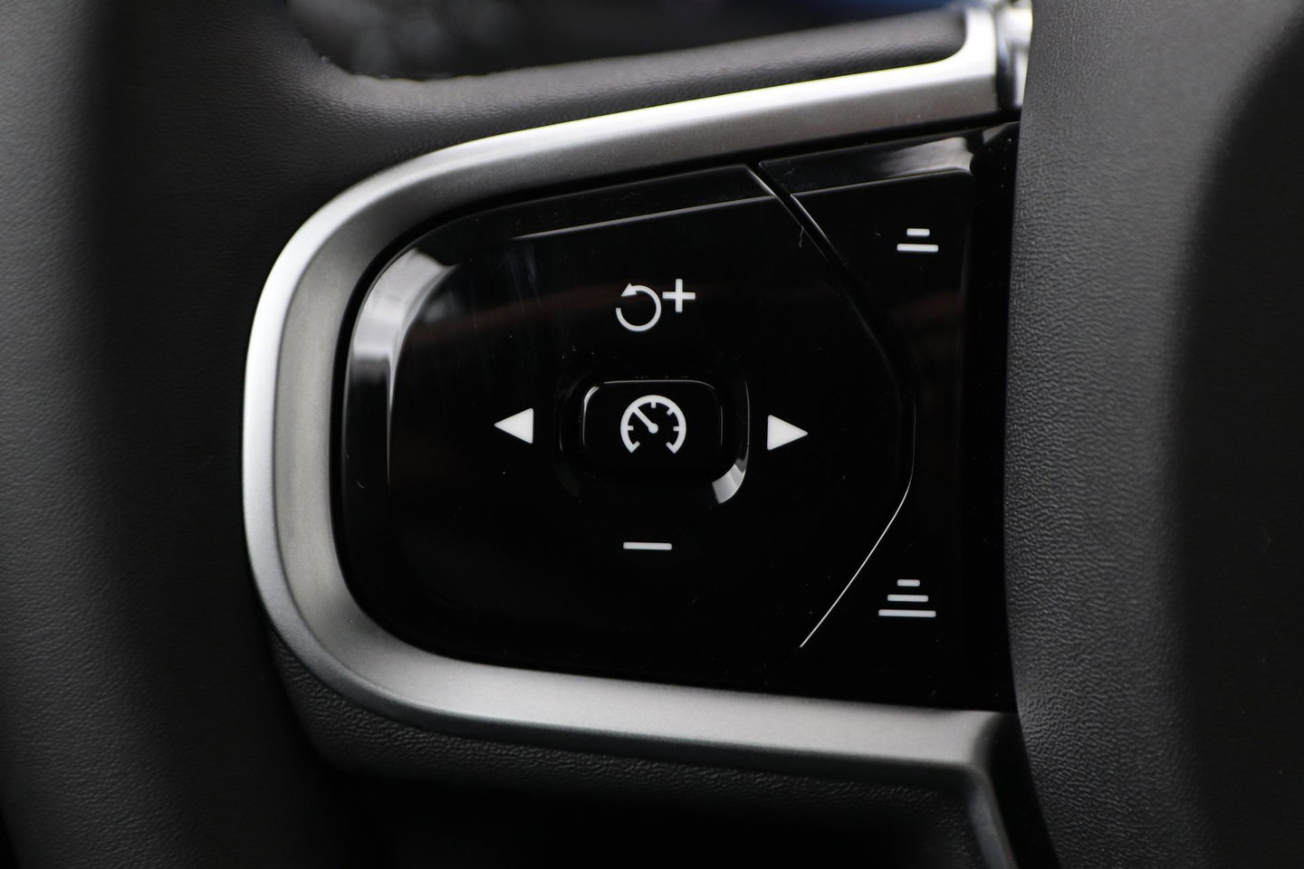 Volvo XC90 T8 Plug-in hybrid Ultra Dark | Bowers&Wilkins | Luchtvering | Massage | 22 Inch | Trekhaak | Head-Up