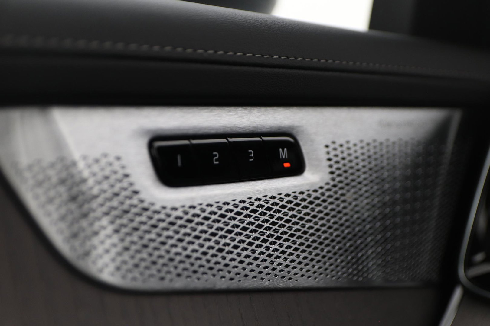 Volvo XC90 T8 Plug-in hybrid Ultra Dark | Bowers&Wilkins | Luchtvering | Massage | 22 Inch | Trekhaak | Head-Up